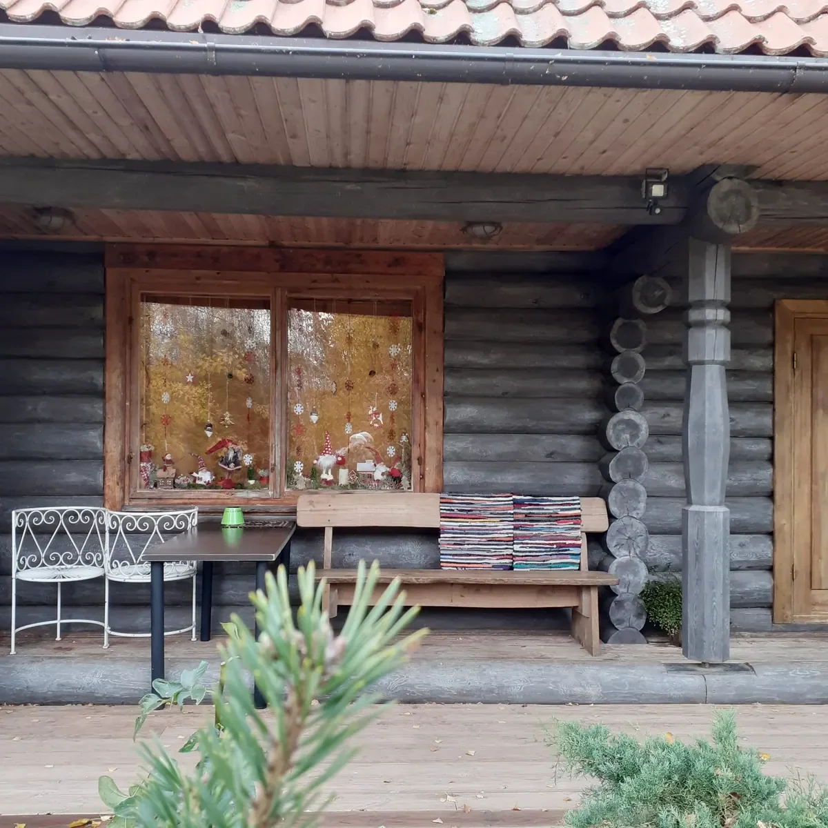 Guļbūve mežā, dažus soļus no jūras